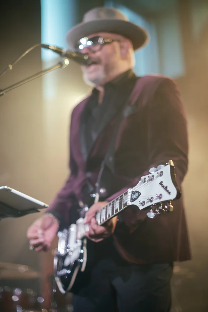 Barry Adamson chante et joue de la guitare électrique au BXL Central chez PIAS, Bruxelles. Photo Didier Vaneesbeck