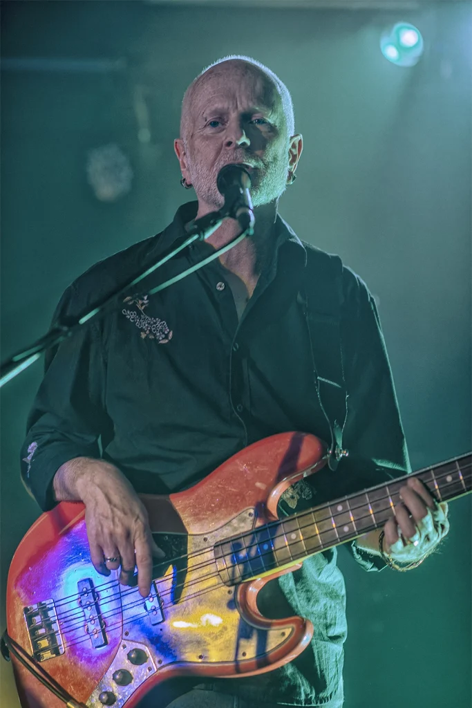 Le bassiste de Barry Adamson et sa basse aux reflets multicolores, concert au BXL Central, Bruxelles. Photo Didier Vaneesbeck