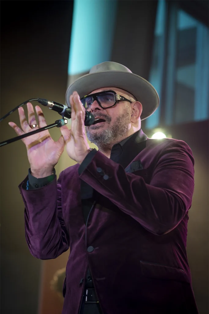 Barry Adamson chante, mains levées, veste de velours bordeaux, BXL Central chez PIAS. Photo Didier Vaneesbeck