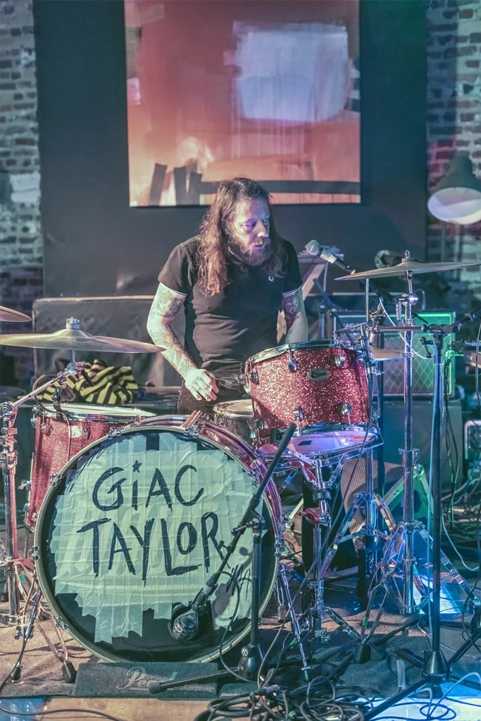 Vue de la scène de la Brasserie Illegaal, le batteur derrière la grosse caisse Giac Taylor. Photo Didier Vaneesbeck