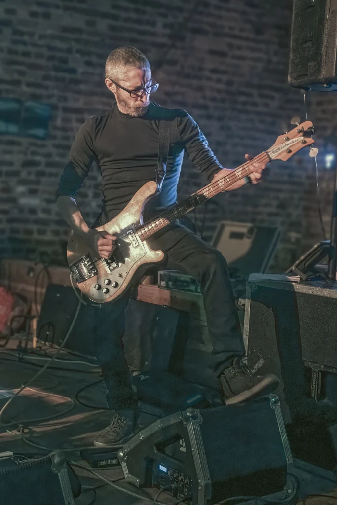 Le bassiste de Giac Taylor sur scène, concert garage rock à la Brasserie Illegaal, Forest. Photo Didier Vaneesbeck