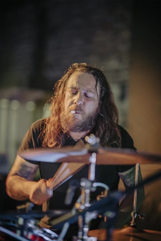 Le batteur de Giac Taylor concentré derrière sa batterie, Brasserie Illegaal, Forest. Photo Didier Vaneesbeck