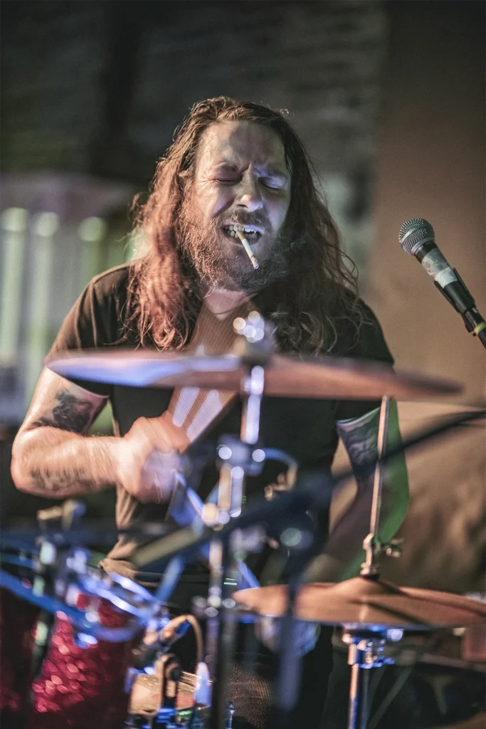 Le batteur de Giac Taylor chante derrière ses cymbales, Brasserie Illegaal à Forest. Photo Didier Vaneesbeck
