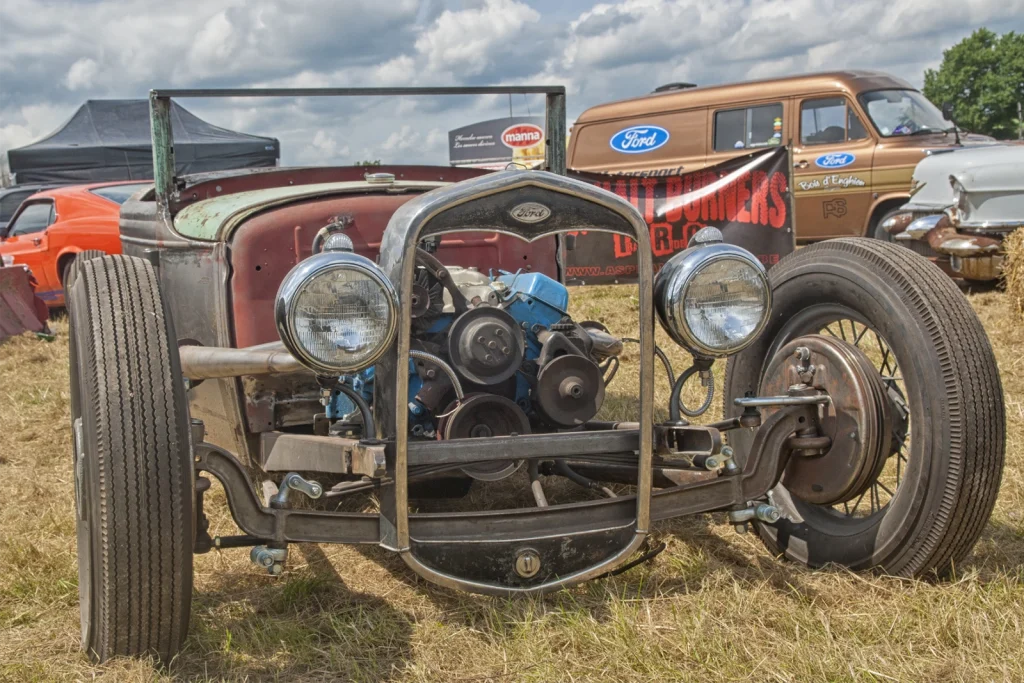 Rat rod rouillé, moteur à nu, vu de face au Hot Rod Custom Show de Chimay