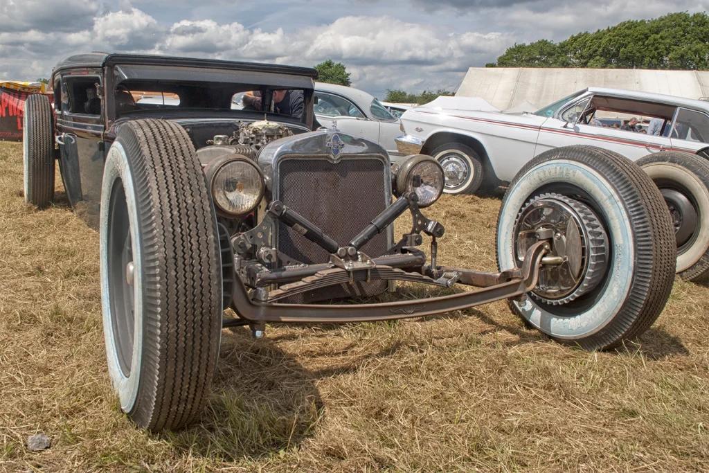 Rat rod patiné aux pneus à flancs blancs au Hot Rod Custom Show de Chimay