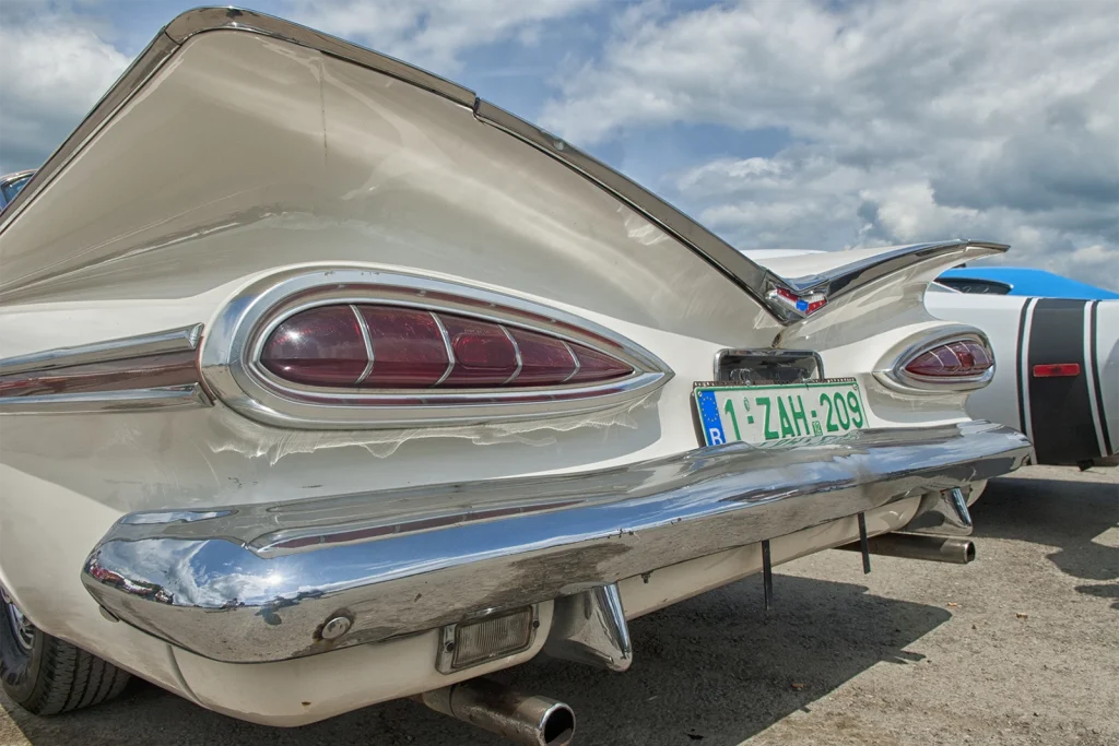 Ailerons chromés et feux en goutte d'une Chevrolet Impala 1959, Hot Rod Custom Show Chimay