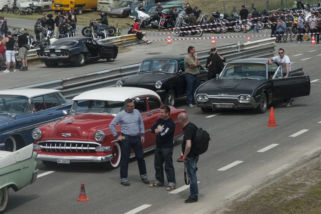 Américaines des années 50 en file avant la course d'accélération, Hot Rod Custom Show Chimay