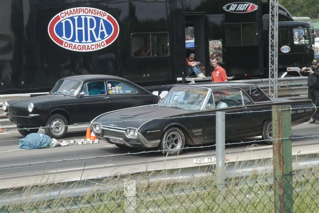 Départ d'un drag race sous la bannière DHRA au Hot Rod Custom Show de Chimay