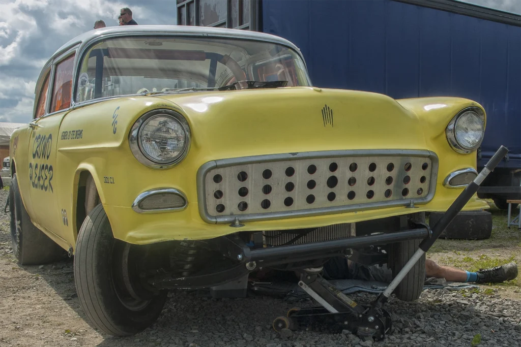 Chevrolet 1955 jaune préparée en gasser au Hot Rod Custom Show de Chimay