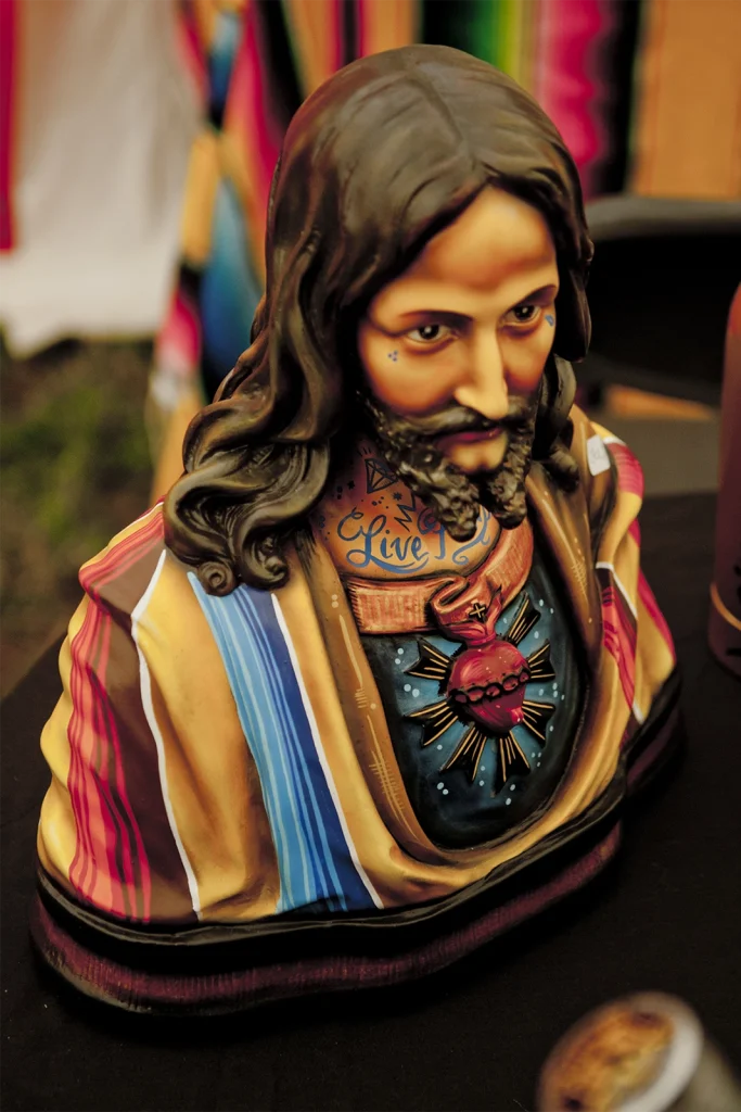 Buste kitsch de Jésus sur une couverture mexicaine au Hot Rod Custom Show de Chimay