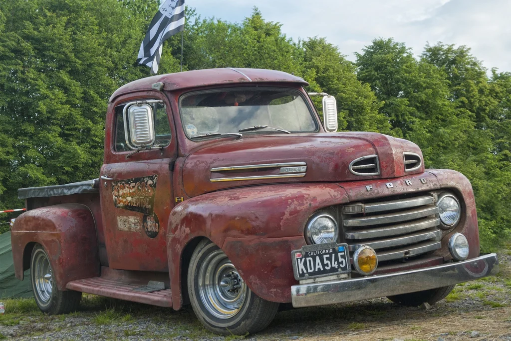 Vieux pick-up américain rouge à la patine d'origine au Hot Rod Custom Show de Chimay
