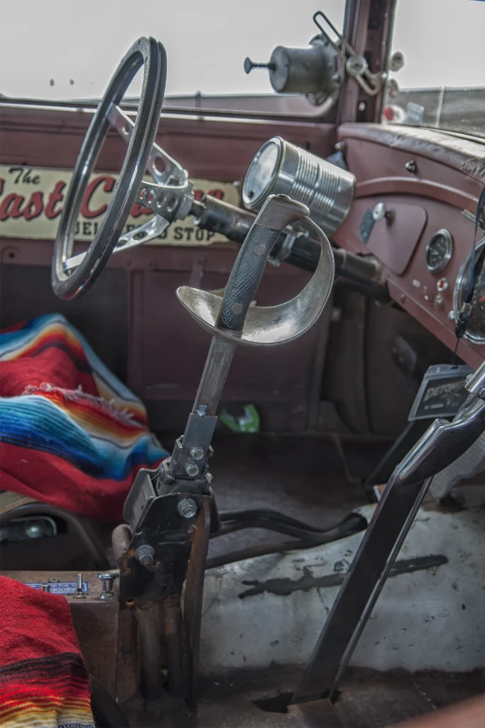 Habitacle de rat rod, volant et couverture mexicaine sur la banquette, Hot Rod Custom Show Chimay