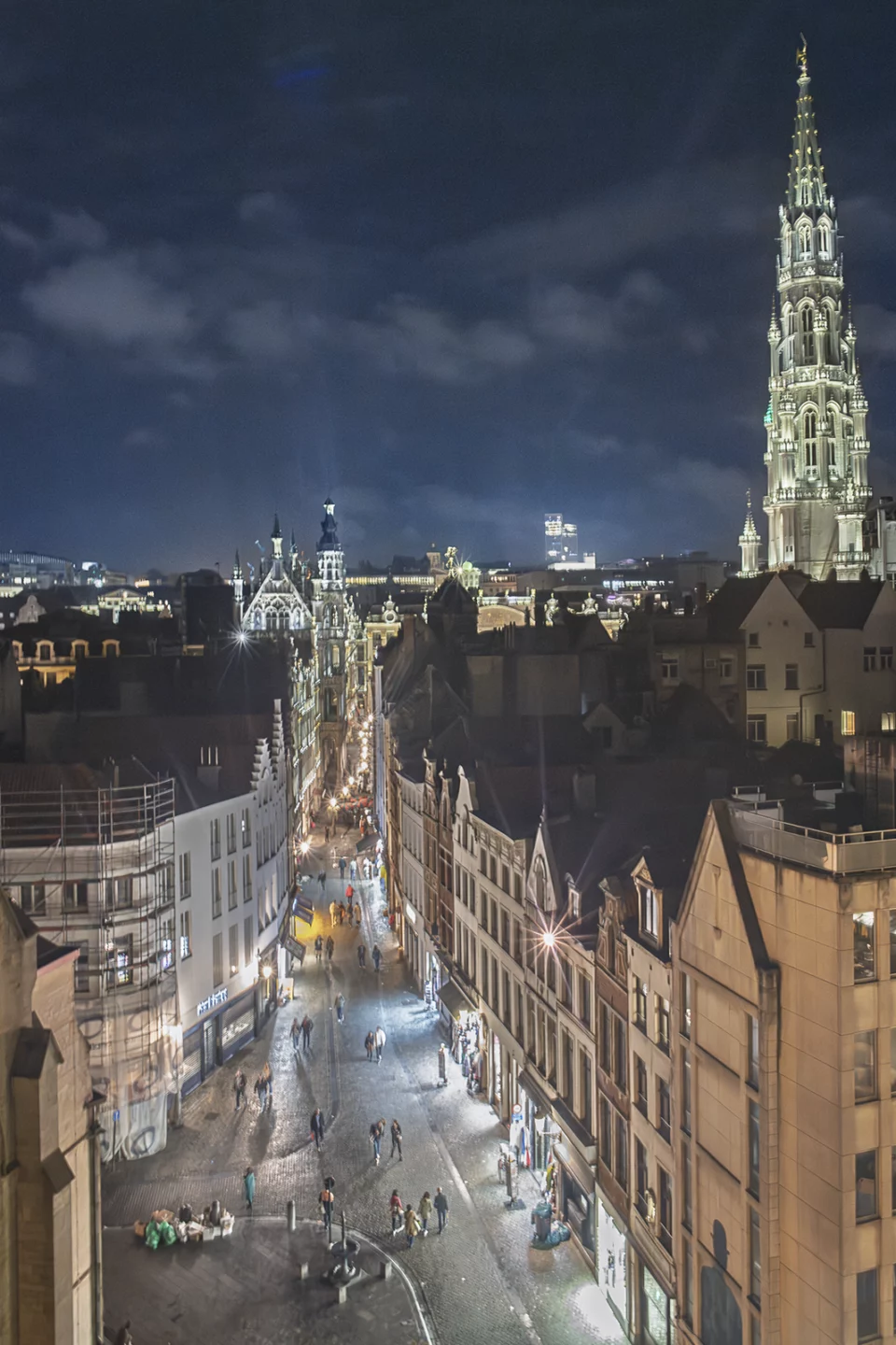 Bruxelles de nuit, avec la flèche illuminée de l'Hôtel de Ville