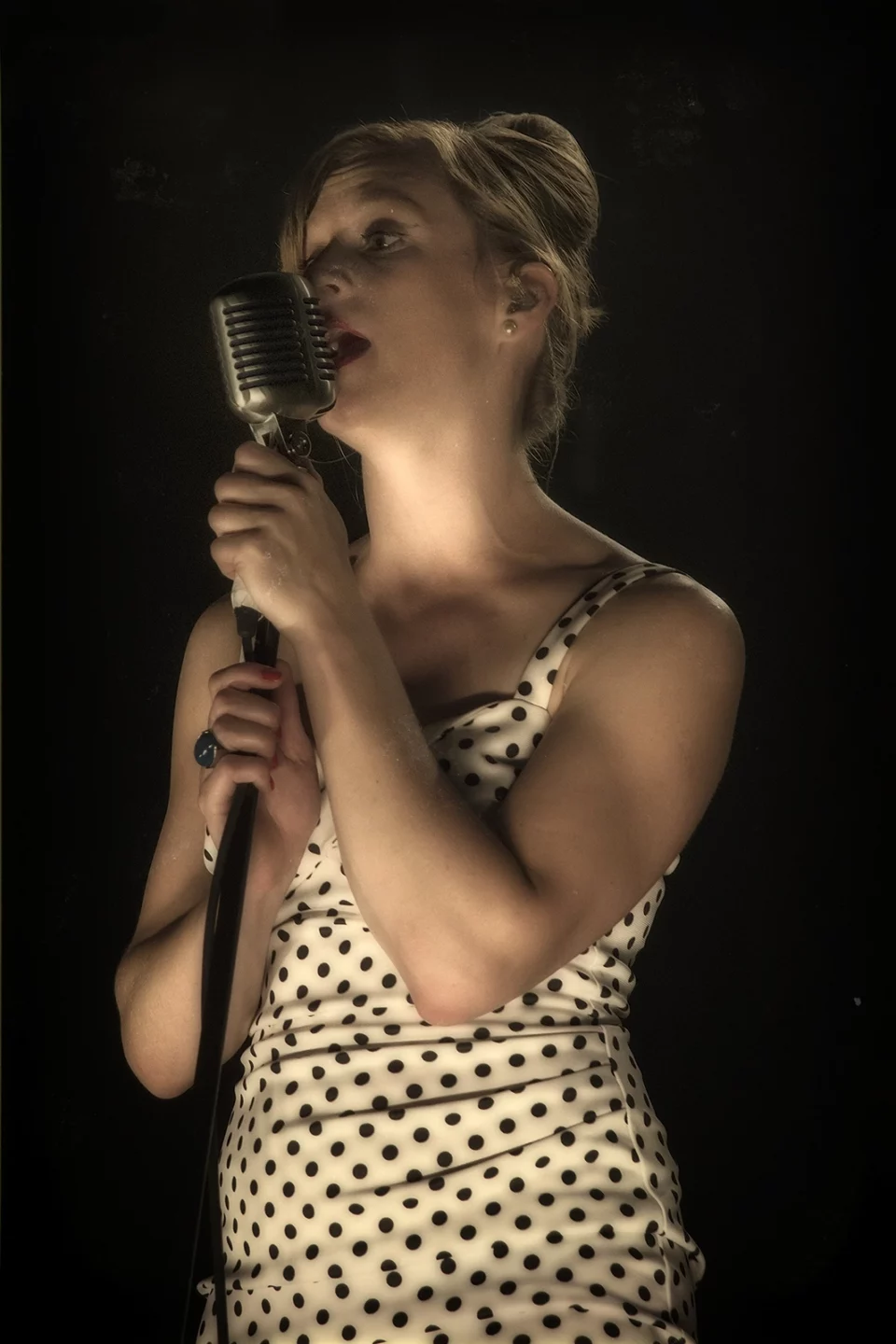 Jo Stance au micro vintage, en robe à pois, à La Cartonnerie de Reims