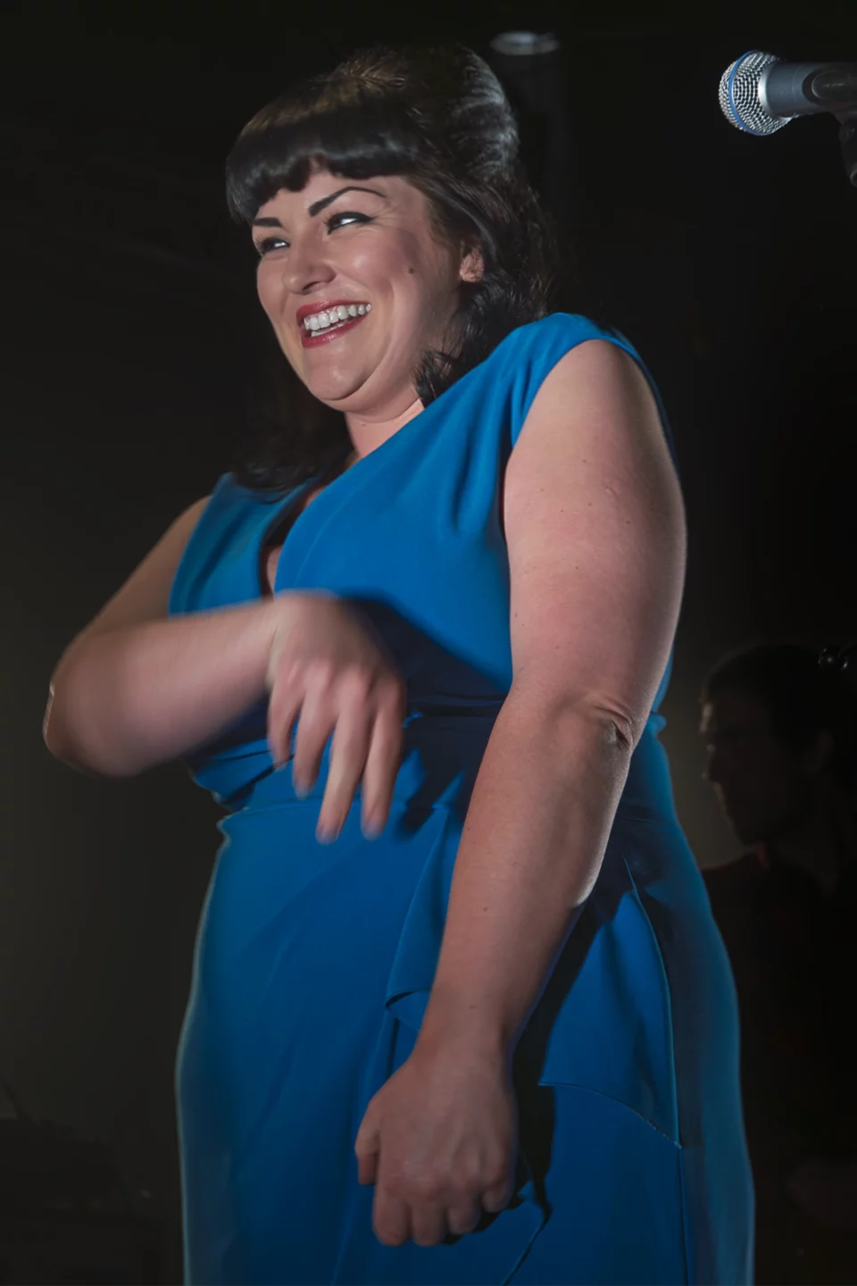 Chanteuse en robe bleue, sourire aux lèvres, à La Cartonnerie de Reims