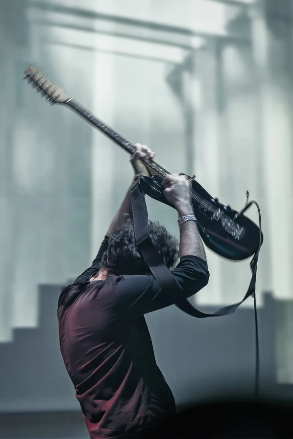 Guitariste de The KVB levant sa guitare en contre-jour, au Pilar à Bruxelles