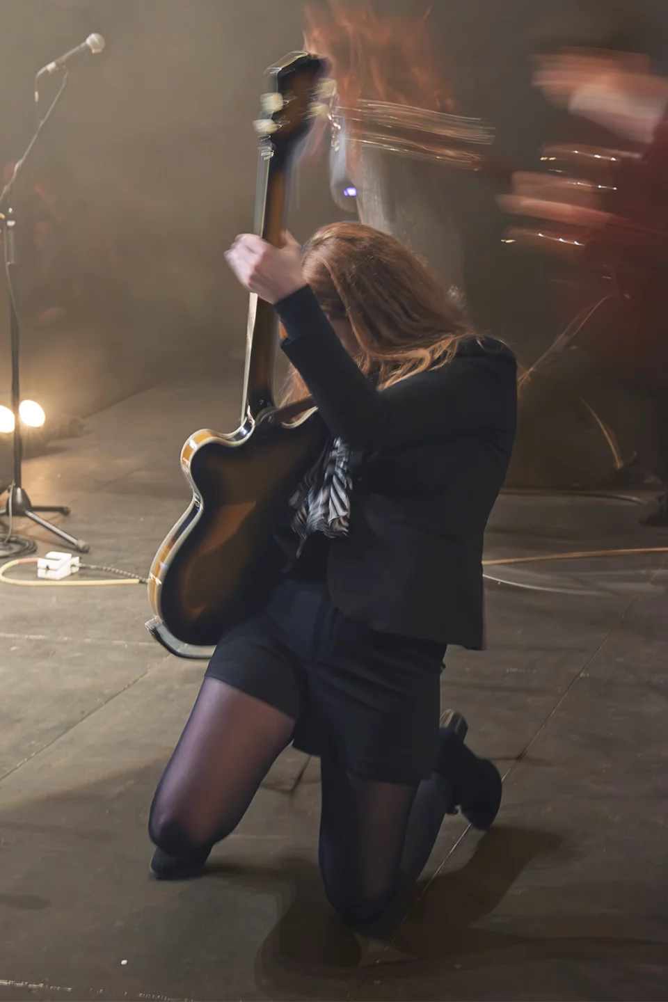 Guitariste à genoux sur scène lors du concert de Saun & Starr au Cargö à Caen