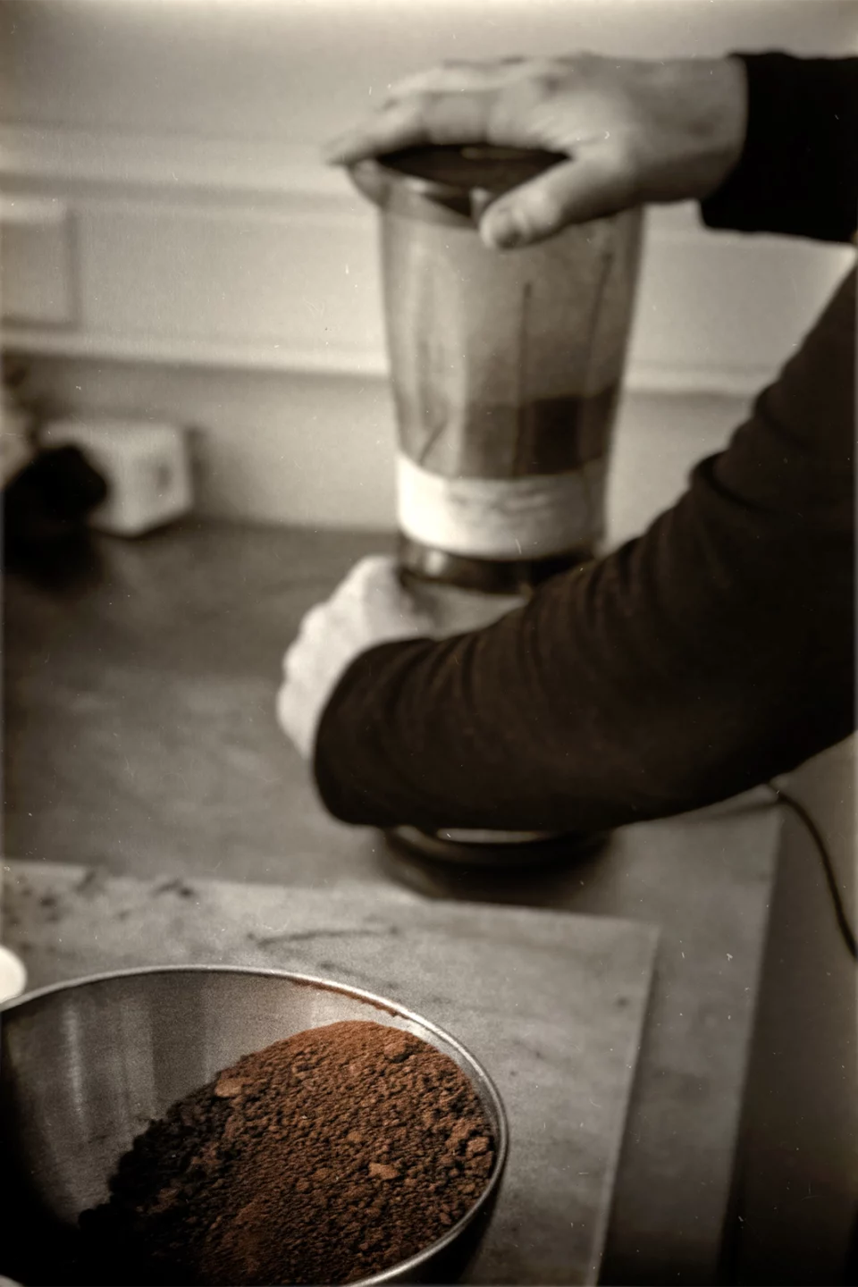 Mains au travail lors de la fabrication artisanale de chocolat