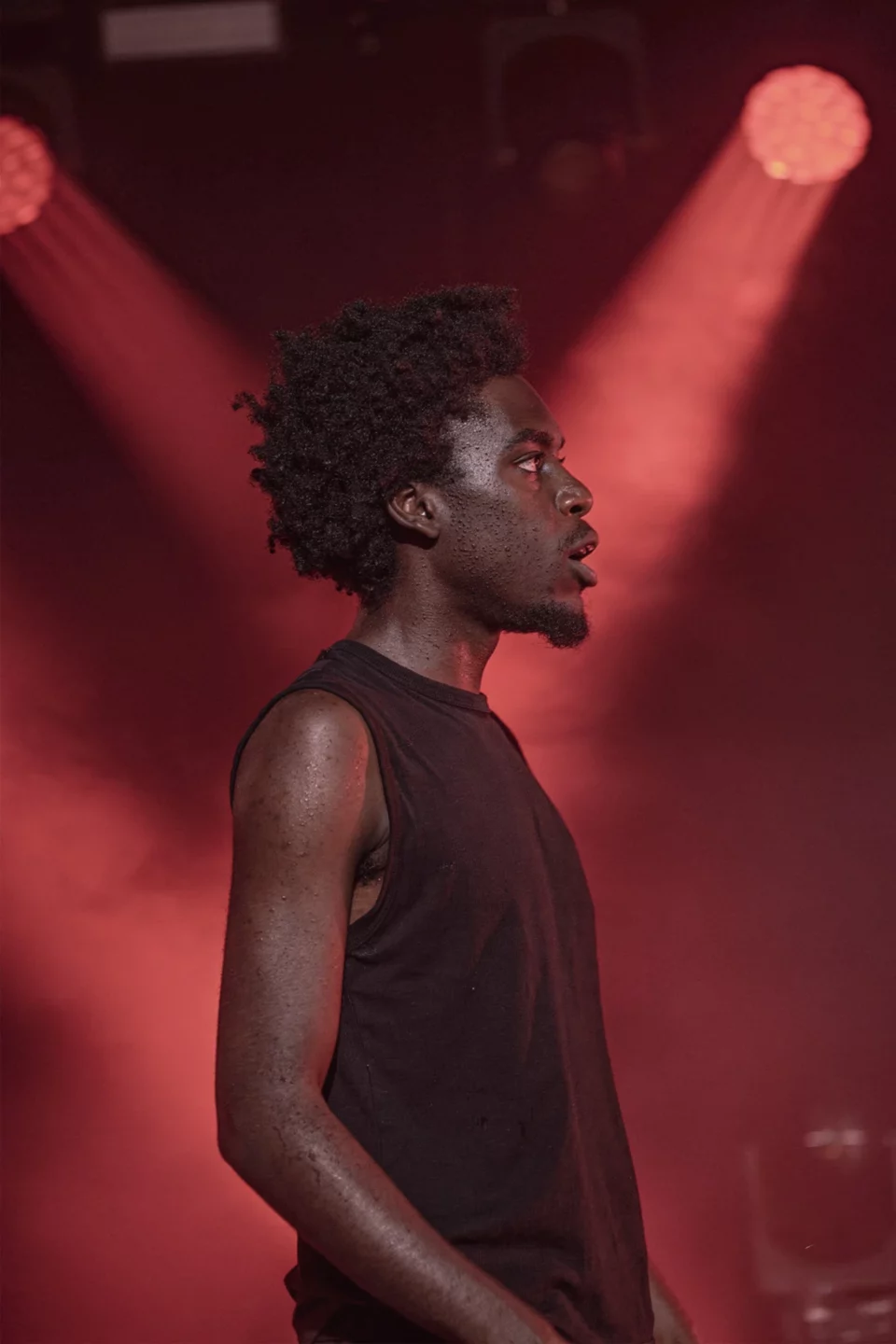 Nups3e en concert sous une lumière rouge, Fête de la musique 2026 à Bruxelles