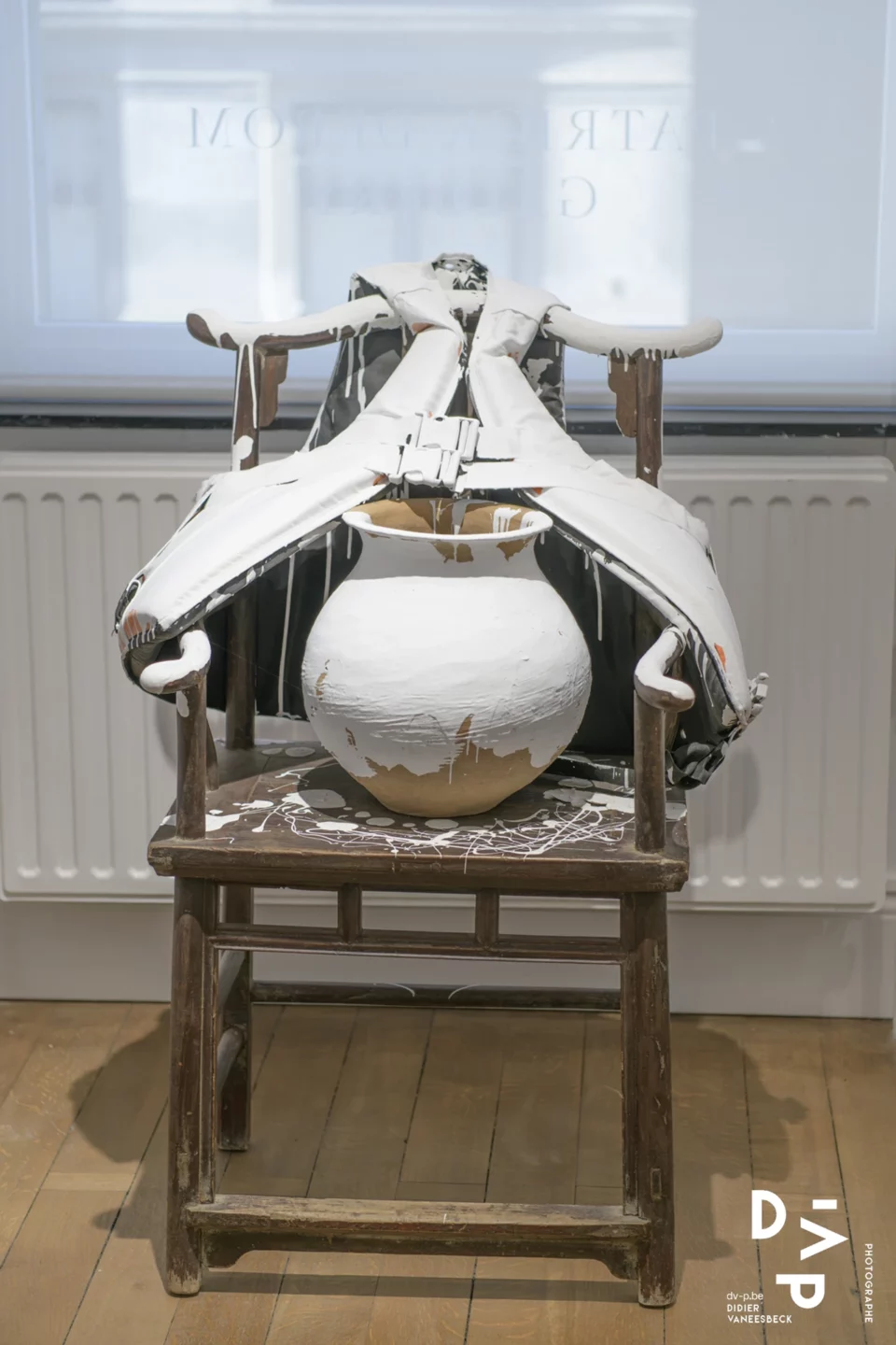 Installation Ai Weiwei, The Art of Defiance, galerie Patrick Derom au Sablon