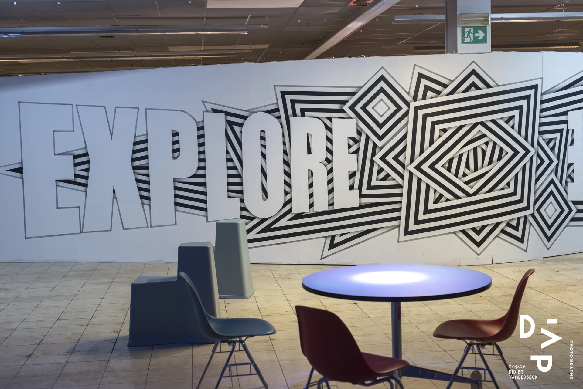 Installation « Explore » en lettrage géométrique noir et blanc, tables et chaises – Strokar Inside, Bruxelles 2018