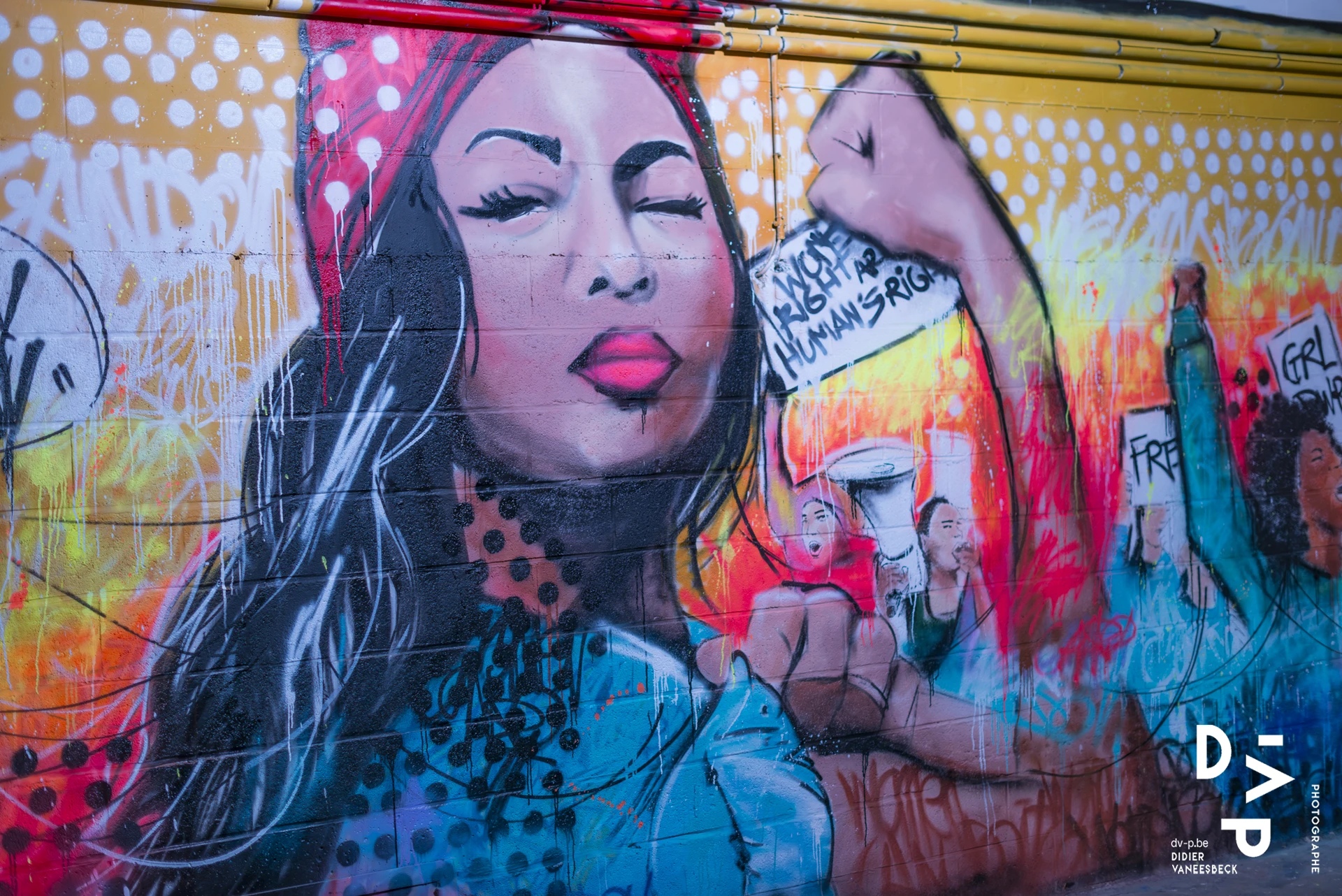 Fresque colorée d'une femme au bandana rouge – Strokar Inside, Bruxelles 2018