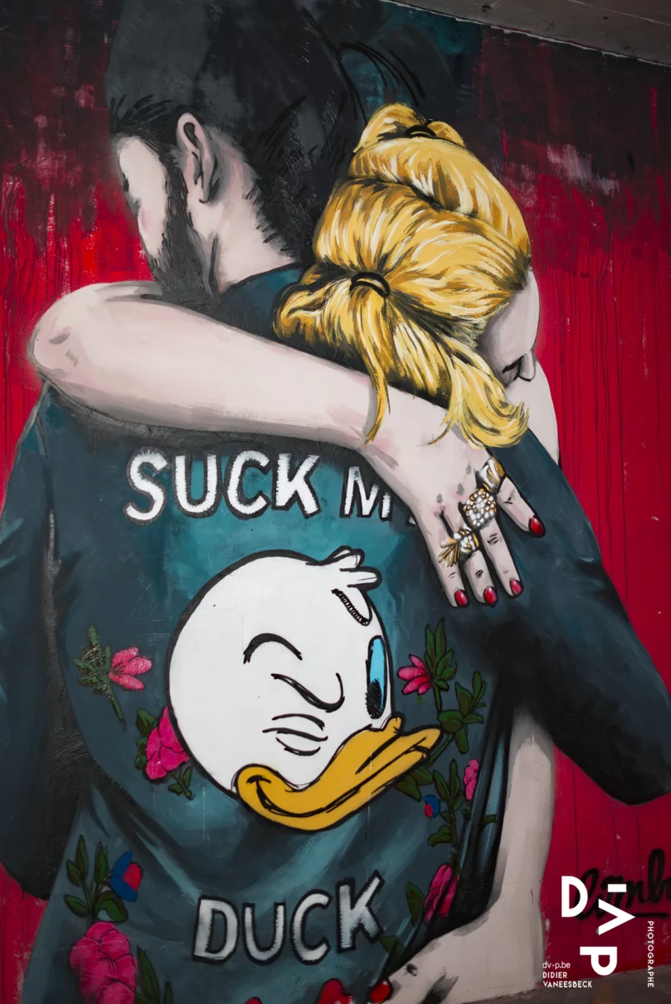 Fresque d'un couple enlacé, veste ornée d'un canard – Strokar Inside, Bruxelles 2018