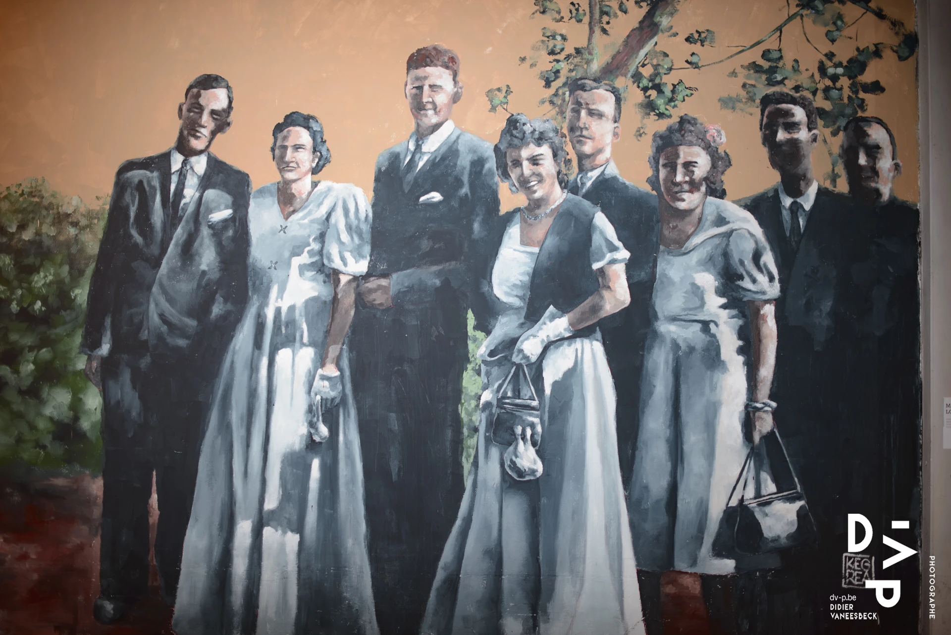 Fresque reprenant une ancienne photo de mariage en noir et blanc – Strokar Inside, Bruxelles 2018