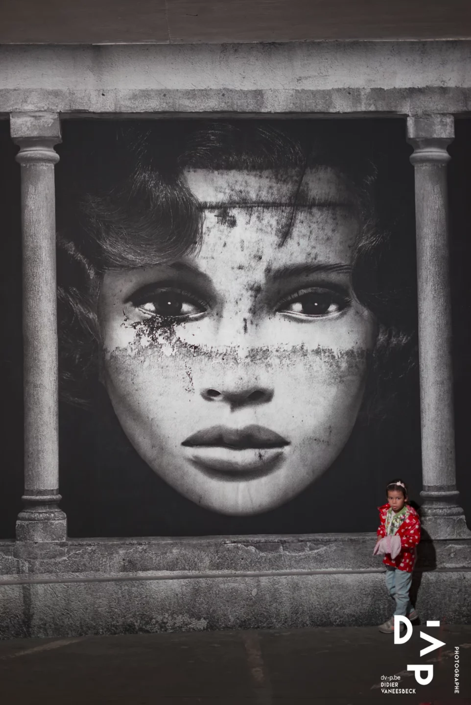 Portrait de femme en noir et blanc encadré de colonnes – Strokar Inside, Bruxelles 2018