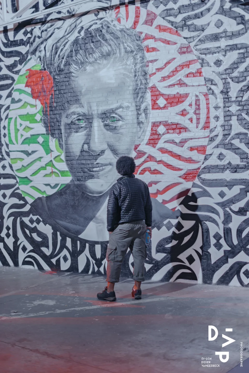 Portrait d'enfant en noir et blanc sur fond de motifs, visiteur devant – Strokar Inside, Bruxelles 2018