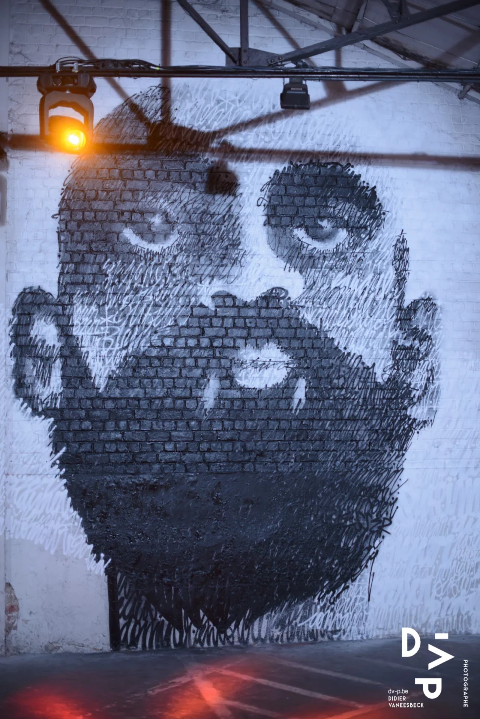 Portrait d'homme barbu en noir et blanc sur un pilier – Strokar Inside, Bruxelles 2018