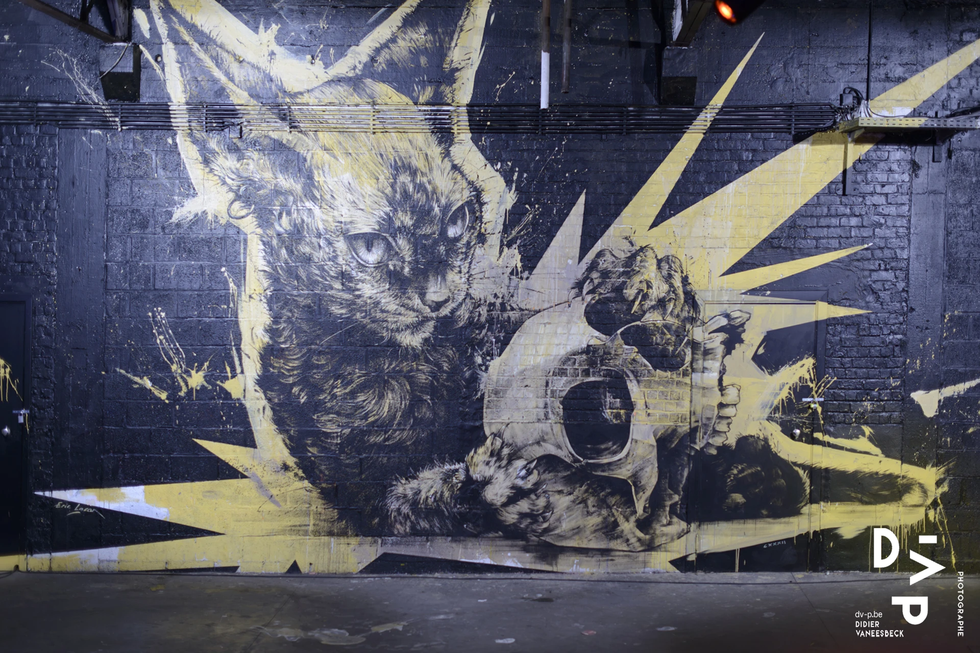 Fresque bleu nuit et jaune aux formes explosives – Strokar Inside, Bruxelles 2018