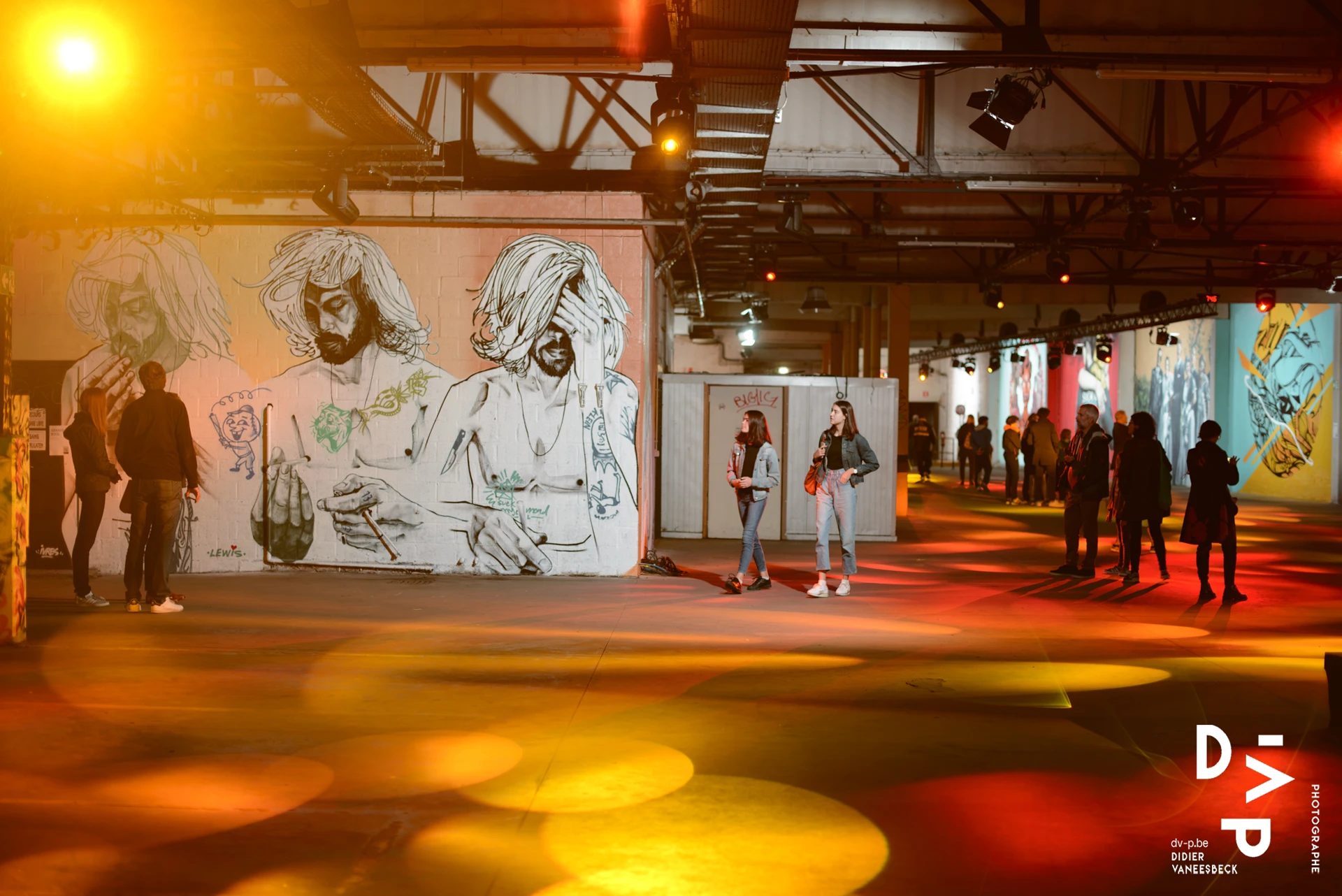 Halle de l'ancien supermarché investie de fresques, visiteurs – Strokar Inside, Bruxelles 2018