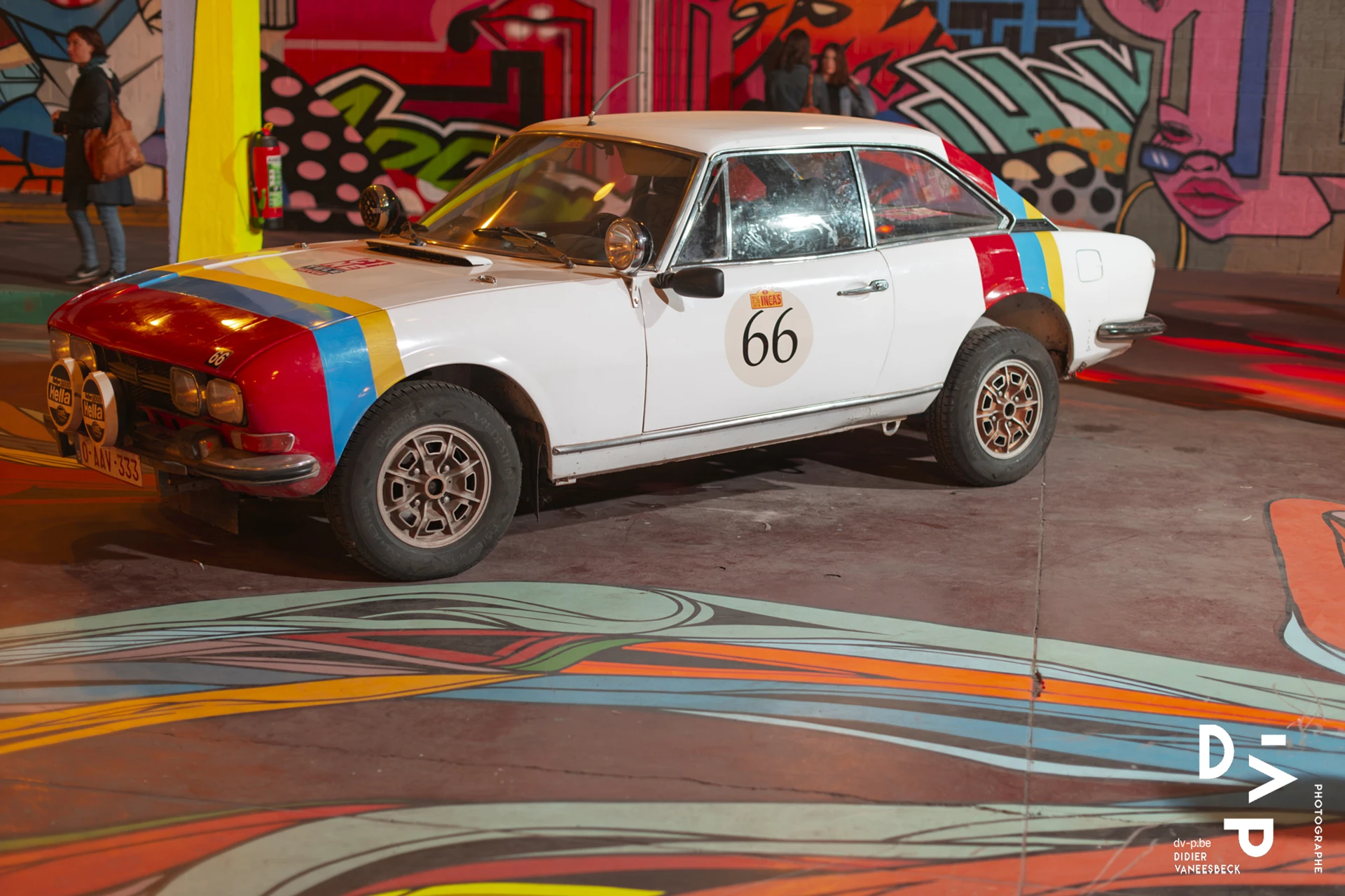 Voiture ancienne peinte au milieu d'une installation colorée – Strokar Inside, Bruxelles 2018