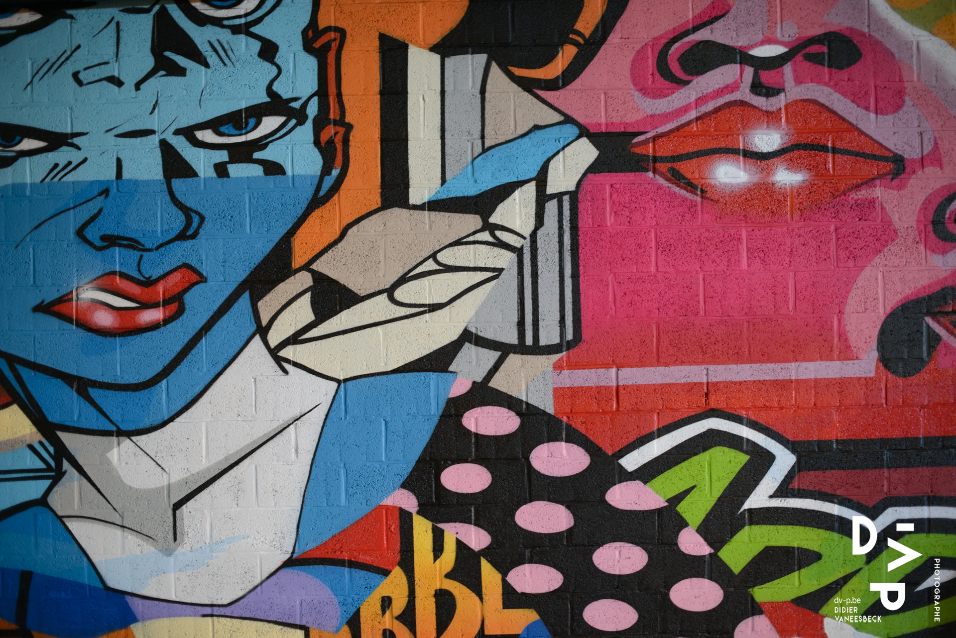 Fresque pop d'un visage bleu aux lèvres rouges – Strokar Inside, Bruxelles 2018