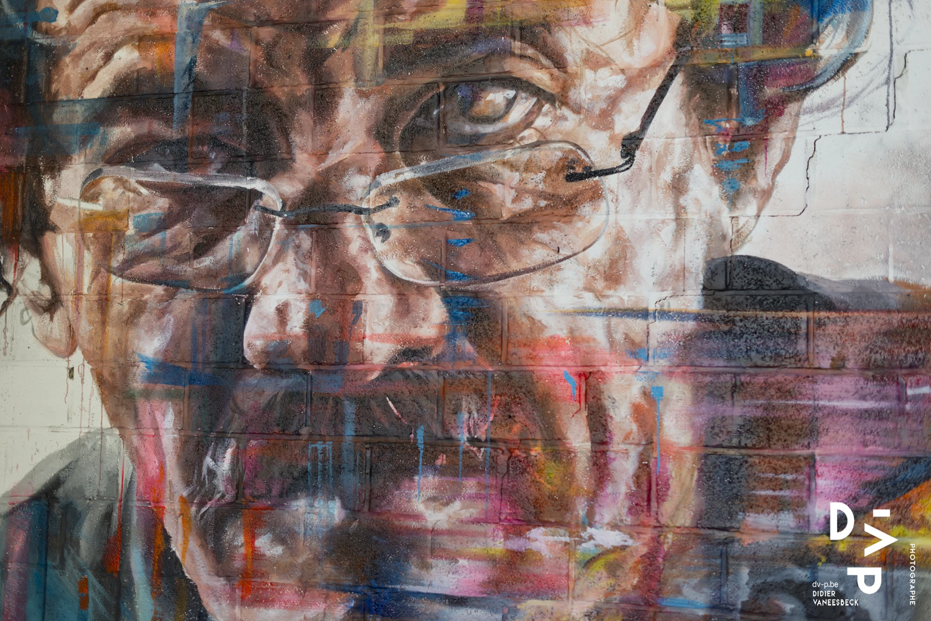 Portrait géant d'un homme à lunettes, peinture expressive – Strokar Inside, Bruxelles 2018