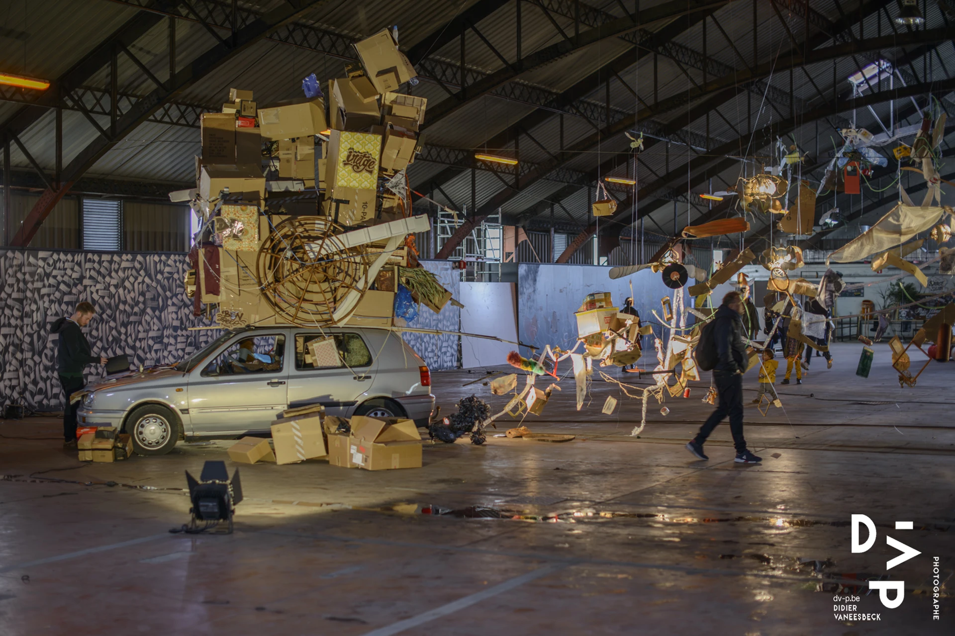Installation de cartons et de voiture dans la halle – Strokar Inside, Bruxelles 2018