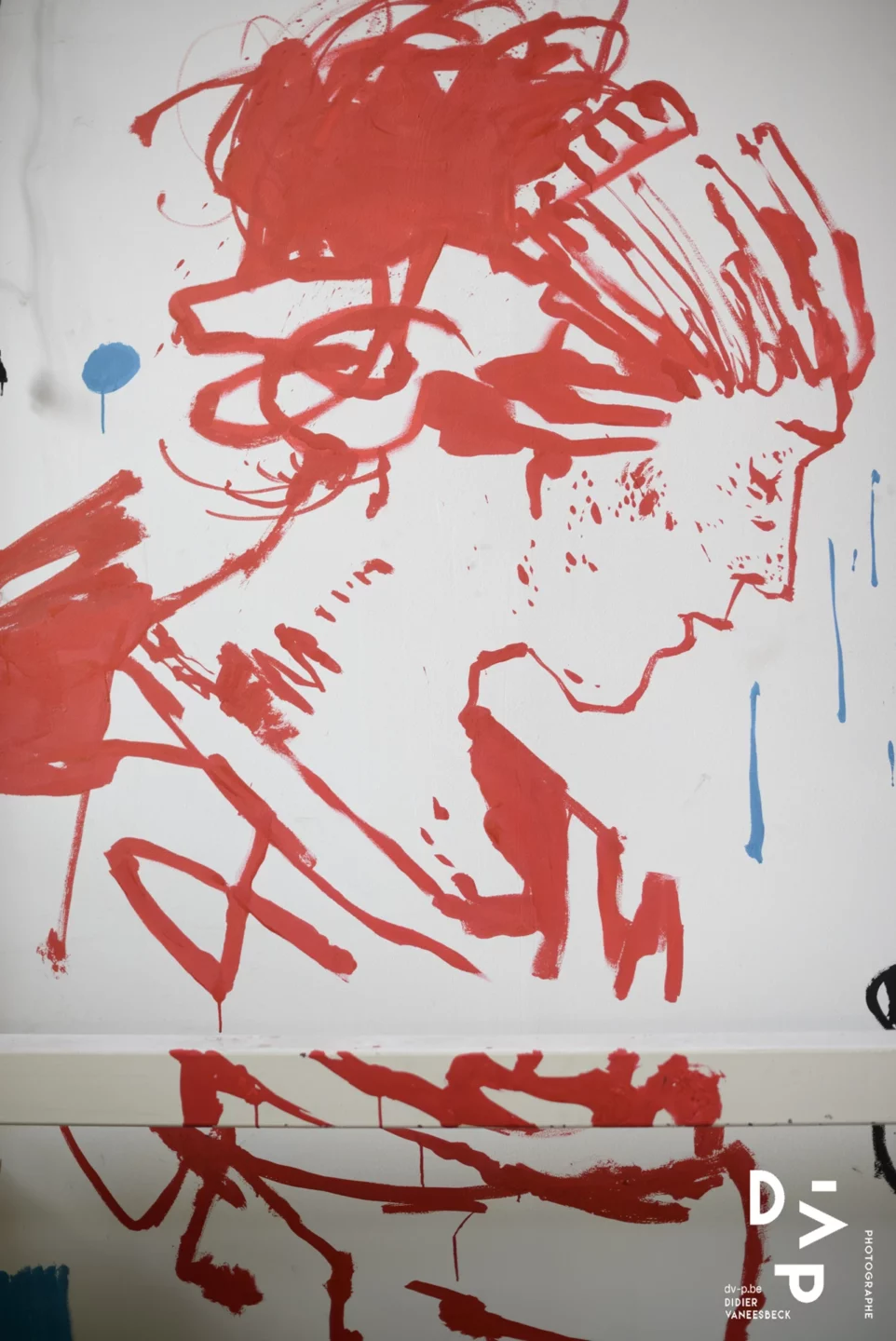 Dessin rouge d'un visage sur un mur blanc – Strokar Inside, Bruxelles 2018