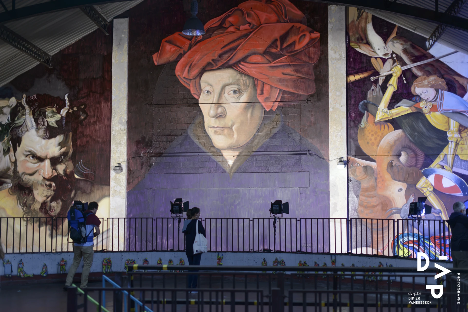 Fresque monumentale de portraits classiques, dont un homme au turban rouge, au-dessus de la passerelle – Strokar Inside, Bruxelles 2018