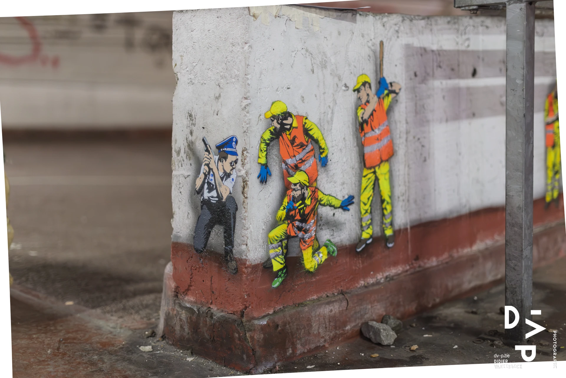 Personnages peints en couleur sur un pilier de béton – Strokar Inside, Bruxelles 2018