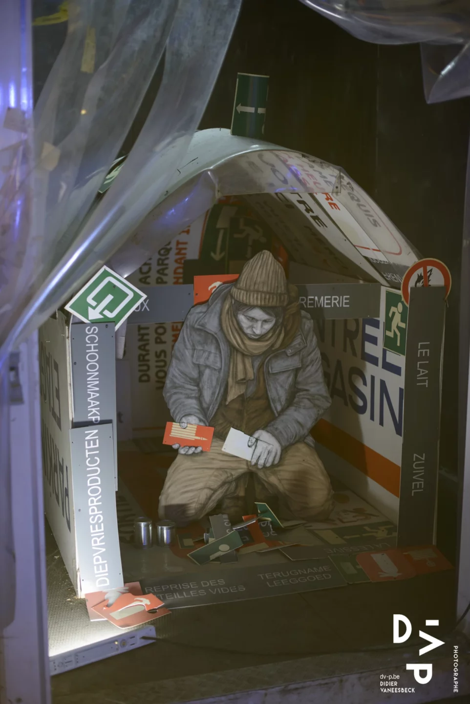 Installation avec une figure assise dans une niche éclairée – Strokar Inside, Bruxelles 2018